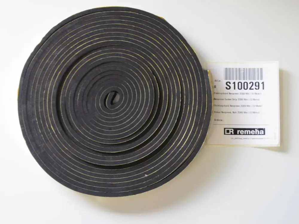 Schwarzes Spiralband aus Gummi mit einer durchgehenden Struktur, neben einem Label von Remeha mit Artikelnummer und Produktinformationen.